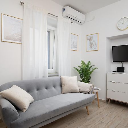 Elegant Apartment Next To Arena Póla Kültér fotó